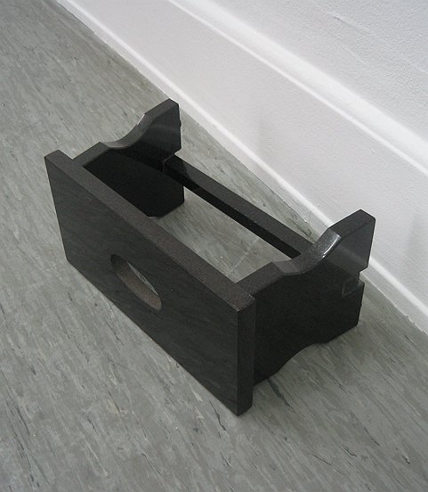 “Schemel / Stool”, 2005, schwarzer Granit / black Granite, 80 x 30 x 15 cm