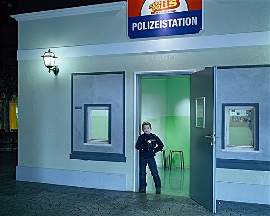 Policeman, C-Print auf Aluminium, Kassettenrahmen, Acrylglas, 120 x 150 cm